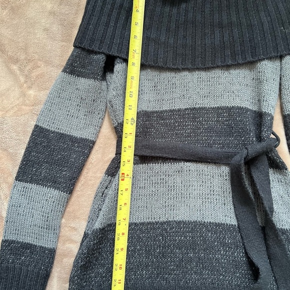 Red paint sweater with belt size Medium - Picture 7 of 11